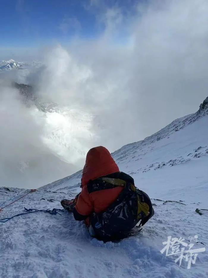 男子称登顶珠峰后被向导抛弃险些遇难，13小时一人无氧气罐下撤