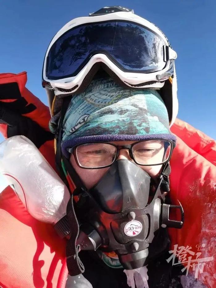 男子称登顶珠峰后被向导抛弃险些遇难，13小时一人无氧气罐下撤
