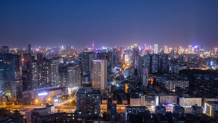 中国夜经济地图｜成都样本：“下了班就是玩”，成就舌尖与视觉上的夜经济