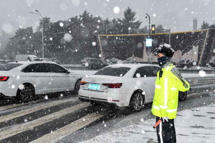 新华全媒+丨东北地区迎今冬首场大范围寒潮暴雪 多地有力应对保民生保运转