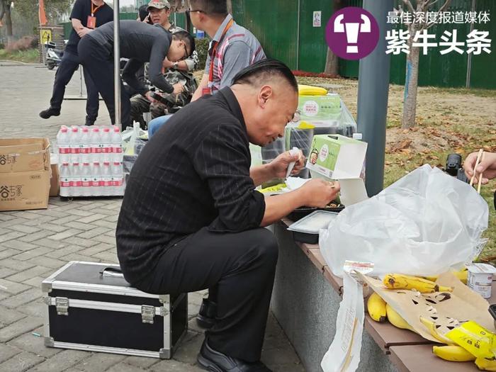 【紫牛头条】圈粉百万的徐州曹家唢呐班来南京演出，老班主笑谈持续走红“秘诀”