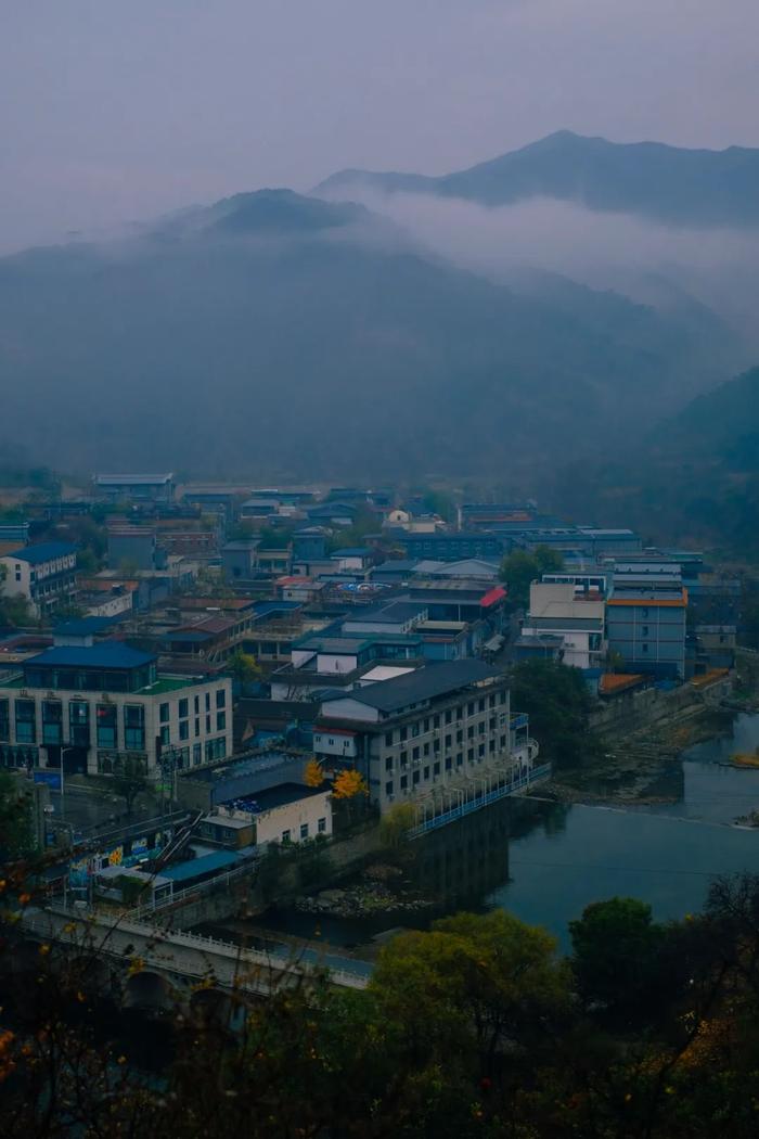 “天青色等烟雨，而我在等你”~这句歌词，出现在了怀柔~