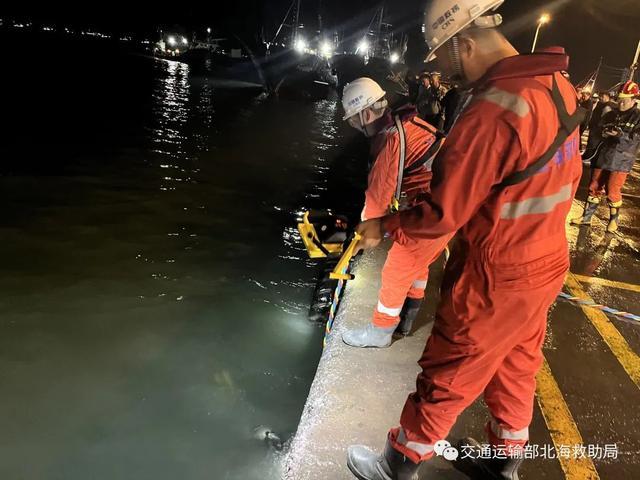 威海桃源码头一轿车坠海，3人遇难