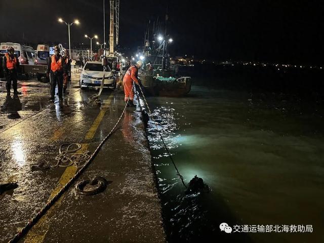 威海桃源码头一轿车坠海，3人遇难