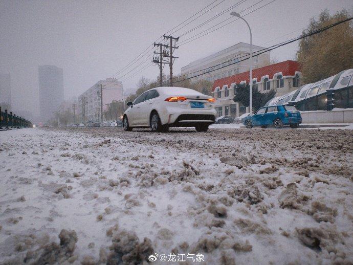 东北的雪快扫不过来了！黑龙江有地方雪已经下到模糊，白茫茫一片