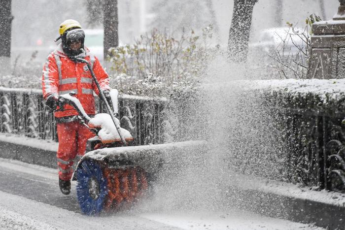 新华全媒+丨东北地区迎今冬首场大范围寒潮暴雪 多地有力应对保民生保运转