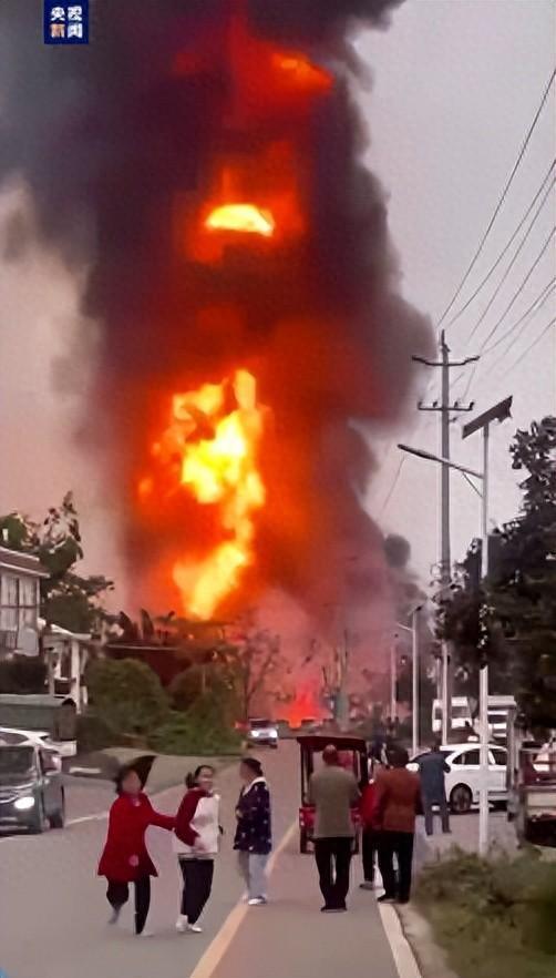 四川雅安境内一油罐车发生爆炸燃烧 引燃旁边两辆货车