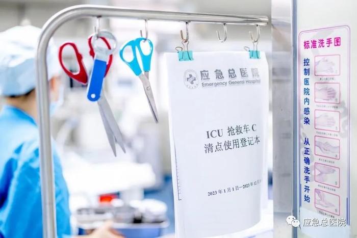 应急总医院医疗摄影集：家属进不去的ICU，医护们都在干这些事