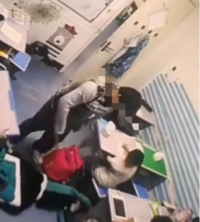 拿书砸、用脚踹、往地上摔……培训机构老师殴打孩子被采取刑事强制措施