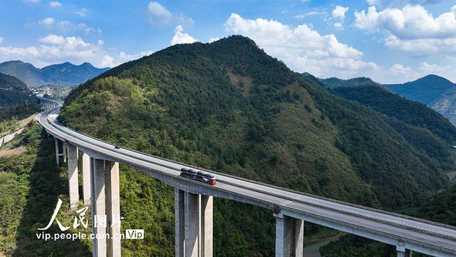 贵州镇宁：交通路网助力地方经济高质量发展