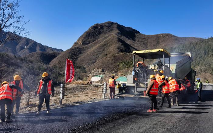 初冬时节北京山区公路重建现场：工人们正与严寒抢速度