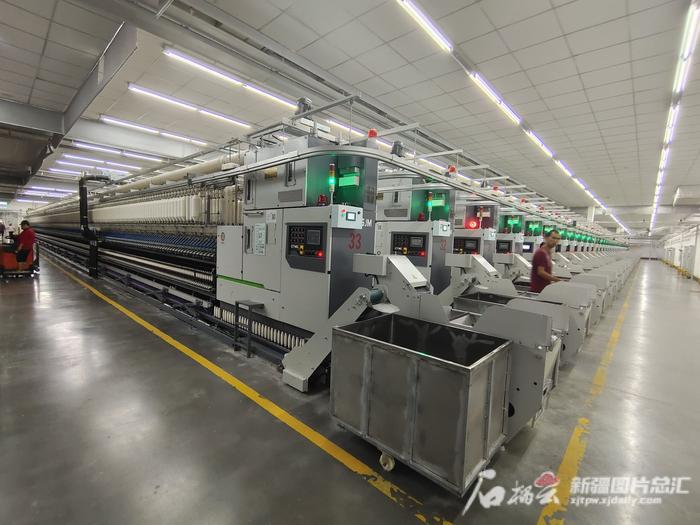阿克苏华孚色纺有限公司的100万锭纺纱车间完成数字智能化改造后,每万锭用工人数减少10人。张永辉 摄