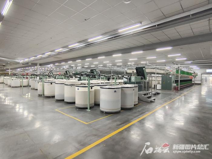 阿克苏华孚色纺有限公司的100万锭纺纱车间完成数字智能化改造后,每万锭用工人数减少10人。张永辉 摄