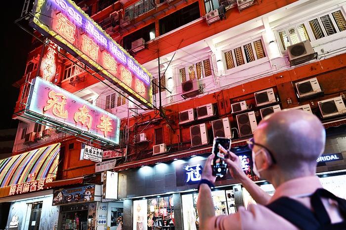 【图集】香港美都餐室正式摘下霓虹灯招牌：镜头下，霓虹灯与香港的城市记忆