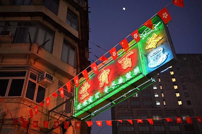 【图集】香港美都餐室正式摘下霓虹灯招牌：镜头下，霓虹灯与香港的城市记忆