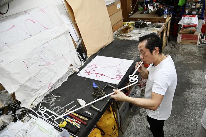 【图集】香港美都餐室正式摘下霓虹灯招牌：镜头下，霓虹灯与香港的城市记忆