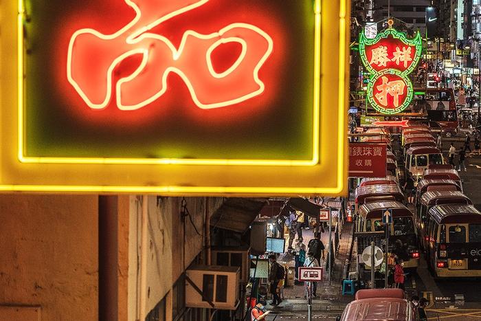 【图集】香港美都餐室正式摘下霓虹灯招牌：镜头下，霓虹灯与香港的城市记忆