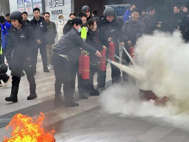 【“两行动、两措施”】西安灞桥公安新筑派出所联合港务区多部门在辖区企业开展消防暨防暴恐演练