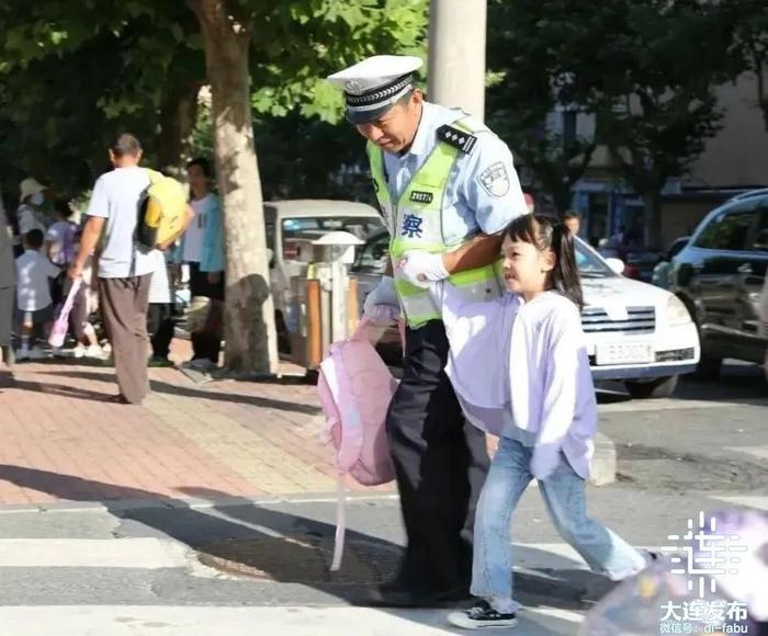 斑马线“摆渡人”退休，大连“杨传峻岗”揭牌授旗