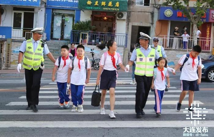 斑马线“摆渡人”退休，大连“杨传峻岗”揭牌授旗