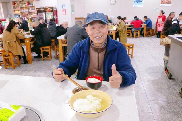 重庆两江新区：下楼就能吃上热乎饭 人和街道又一家社区食堂开业