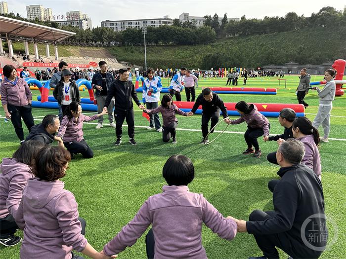 重庆专家教授运动会来啦 看“行走的文献包”做广播体操！