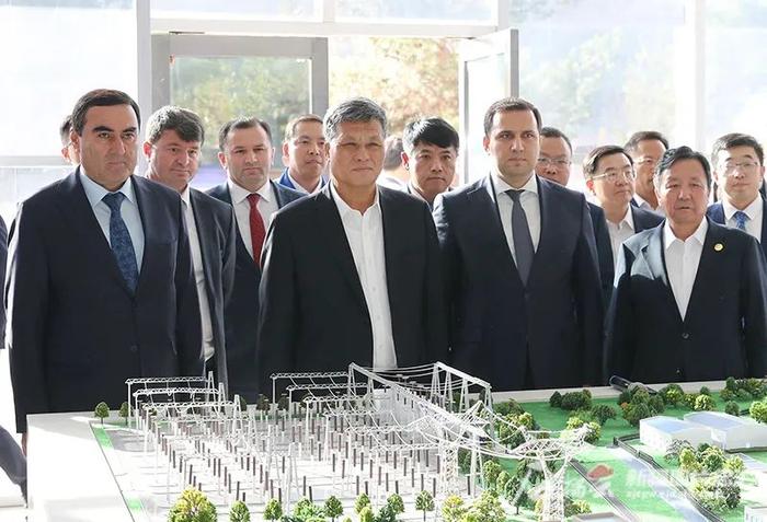 △马兴瑞等在杜尚别2号火电站，实地考察新疆企业在塔吉克斯坦项目实施情况