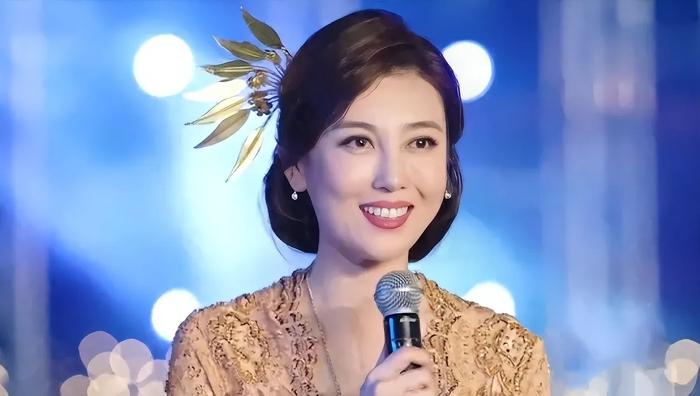 女主持人排行_2024主持人名单正式公布!央视一哥一姐位置变化,2位新面孔出现