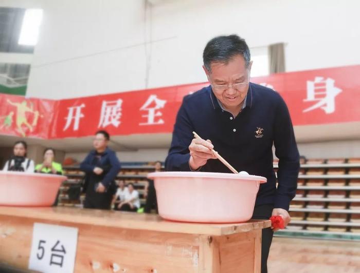 2019年广安市直机关职工运动会,李建勤以运动员身份参赛。微信公众号广安发布 图