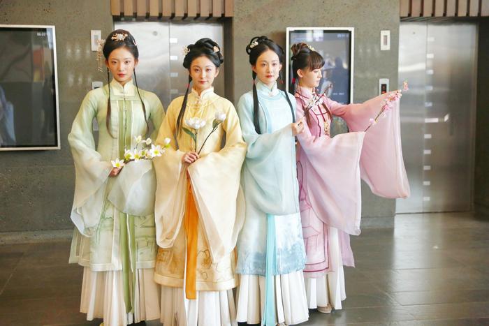 北京服装学院举办“意大利制革之美”展览，观众可预约参观