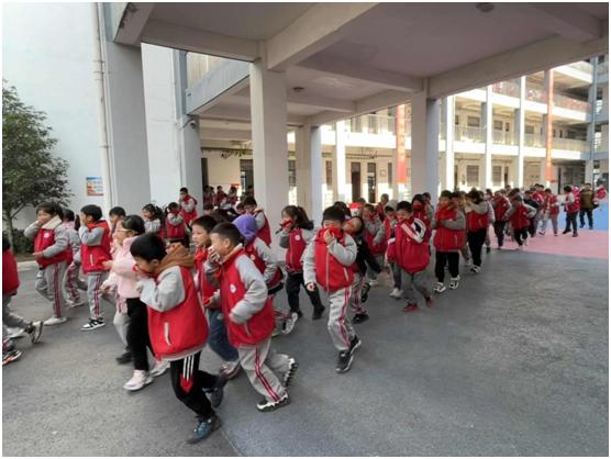 淮安经济开发区实验小学开展消防安全演练，增强师生安全意识