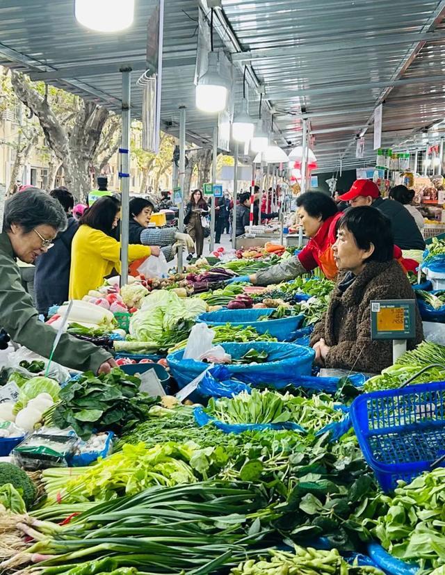 上海徐汇一菜市场改造升级，梧桐树下的临时菜场也很有风味