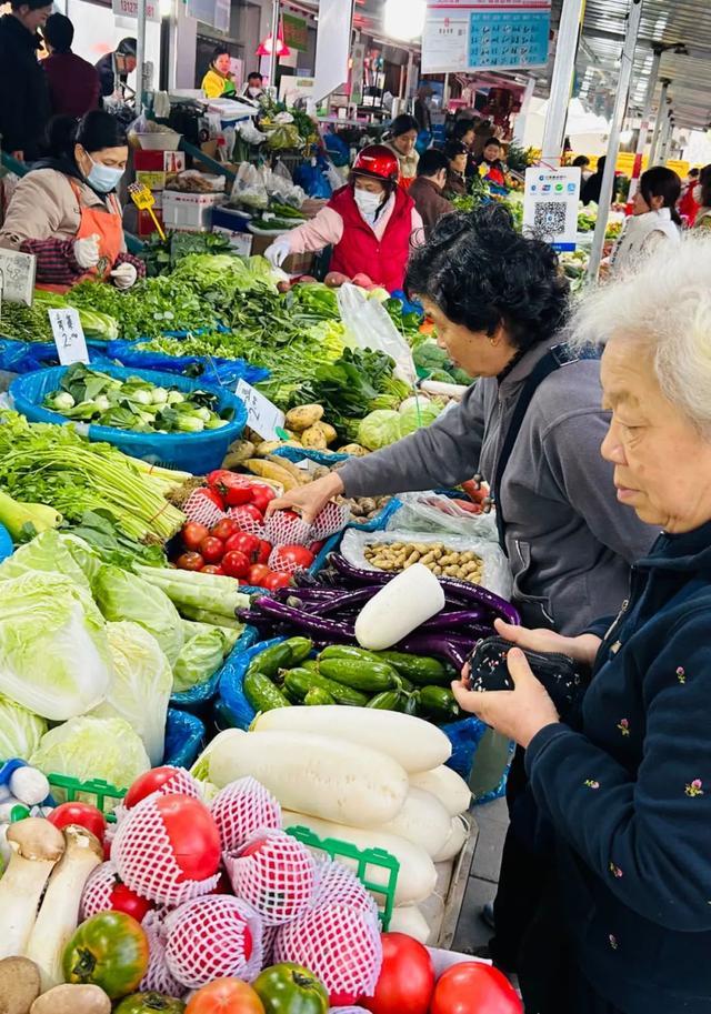 上海徐汇一菜市场改造升级，梧桐树下的临时菜场也很有风味