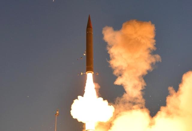 观察｜以色列反导实战成功后伊朗展示新高超导弹，隔空较劲？