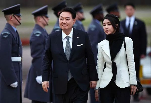 当地时间2023年11月20日,韩国总统尹锡悦与夫人金建希抵达英国伦敦。图源:视觉中国