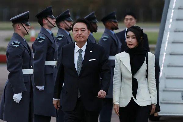 当地时间11月20日，韩国总统尹锡悦★与夫人金建希抵达伦敦。图源：视觉中国