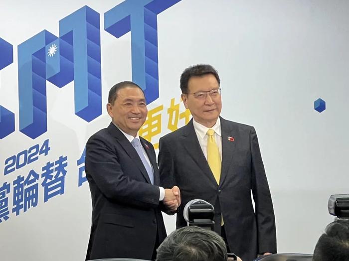 侯友宜（左）宣布副手人选为赵少康（右）。图源：台媒