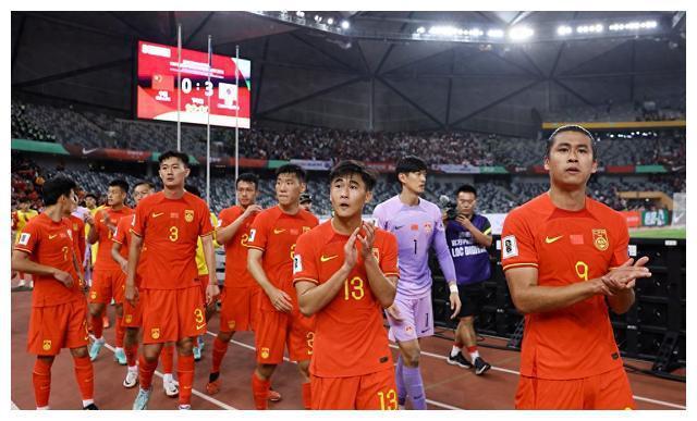 上海踢球的两种差距！一人惨败中超，一人虏获球迷赞叹！
