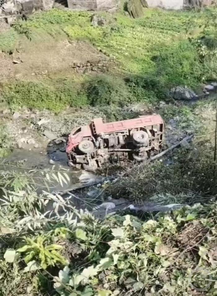 四川叙永一货车翻下悬崖跌入河沟，当地警方回应