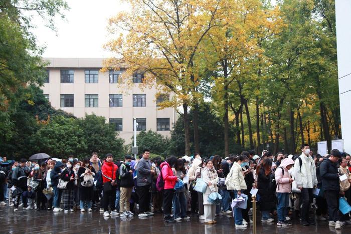 2023年11月26日，江苏省南京市，国考公共科目笔试考点外，考生在等候进场。IC 图