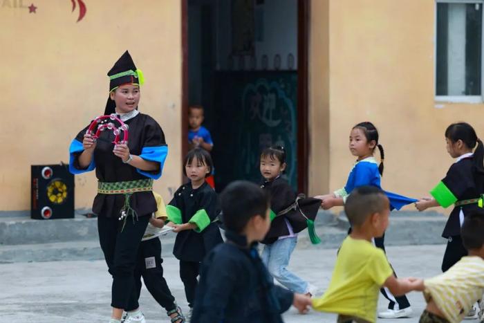 ▲9月7日,在贵州省榕江县两汪乡,柳吉小学教师带领学生在课间玩游戏。新华社记者 刘续 摄