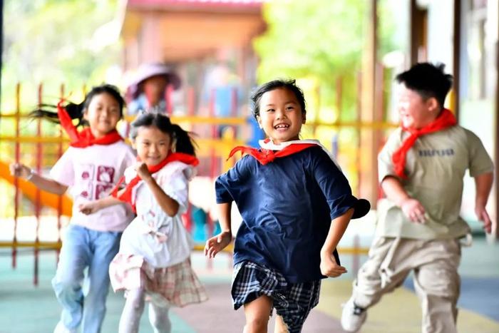 ▲9月5日,在山东省济宁市微山县高楼乡渭河小学,孩子们在课间做游戏。新华社记者 郭绪雷 摄