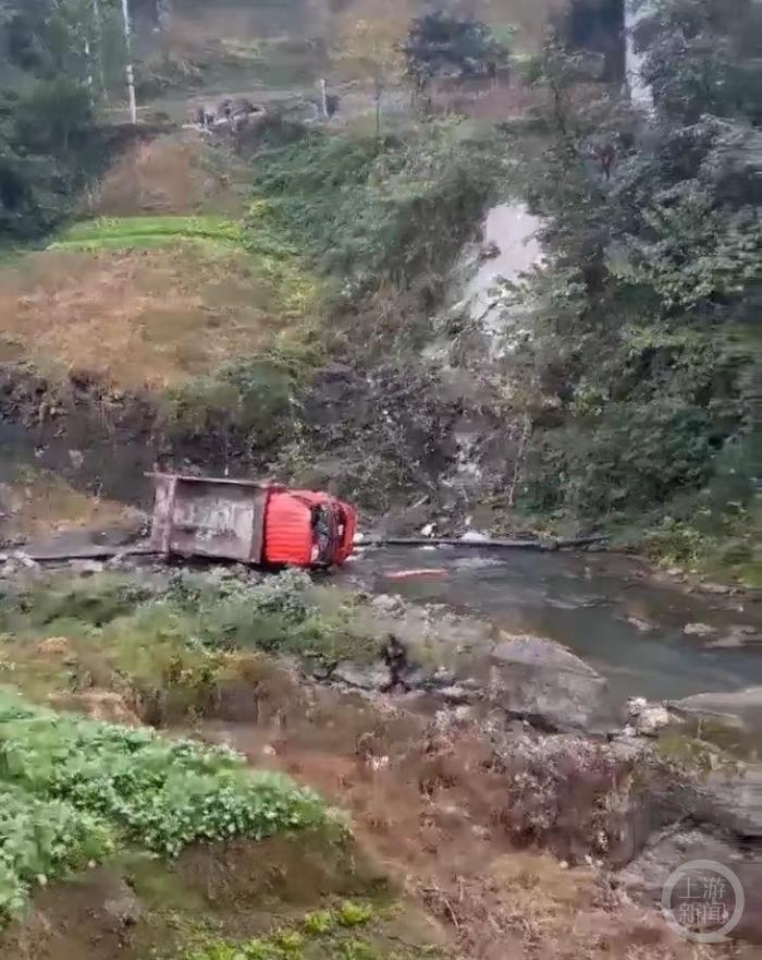 四川叙永一货车翻下悬崖跌入河沟，当地警方回应