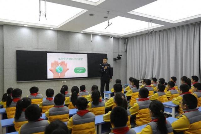 【“两行动、两措施”】法治护航成长 西安雁塔公安明德门派出所小学生法律知识大讲堂再次开讲