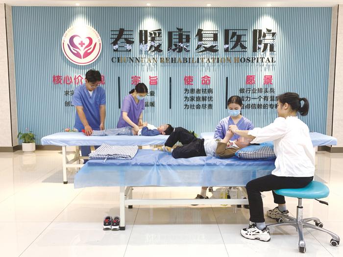 ▲残疾儿童在我市定点康复机构开展康复训练。