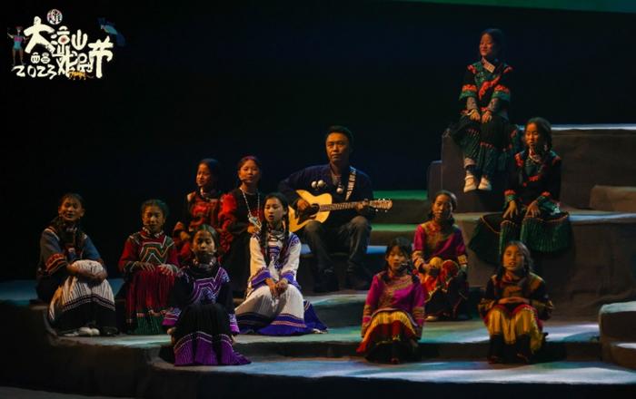第五届大凉山戏剧节开幕，冬日暖阳下“这个世界的欢迎词”