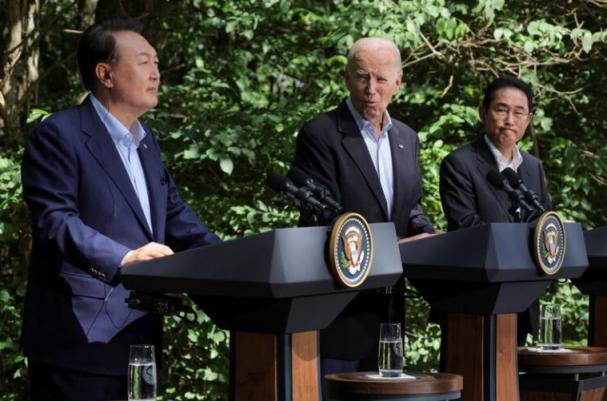 韩国总统尹锡¤悦、美国�总统拜登与日本首相岸田文雄在戴维营。图源：央视新闻