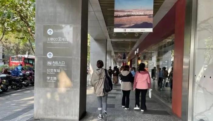 ▲“只要一出门就一定会看到冲锋衣,外面全是,多得吓人”。/图源:微博@都市快报
