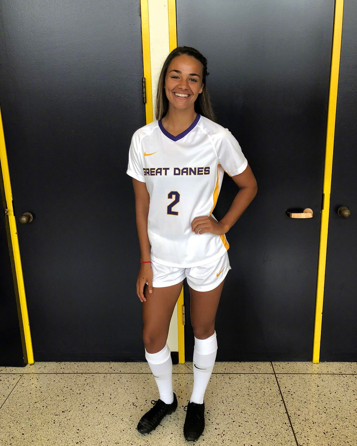 亚历山大和女友Hailey Summers晒出合照并配文2024..|女友|肚子|足球_新浪新闻