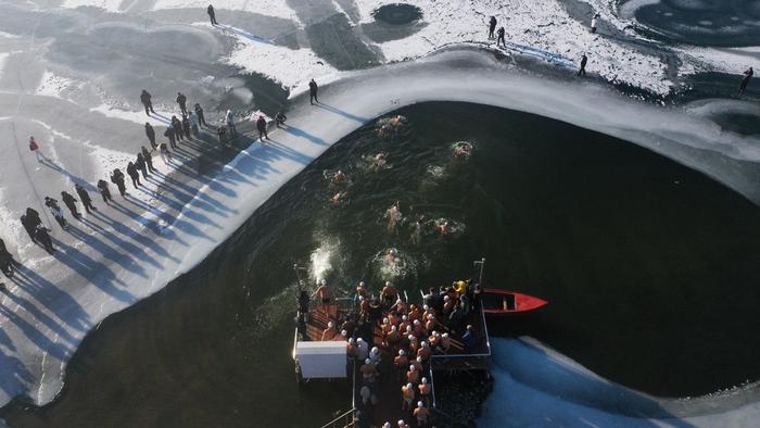 2023年12月4日，长春冬泳爱好者近百人齐聚南湖，在冰冷的湖水中冬泳锻炼。